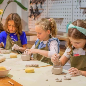 کارگاه سفال در موسسه دنیای اسطوره کودکی